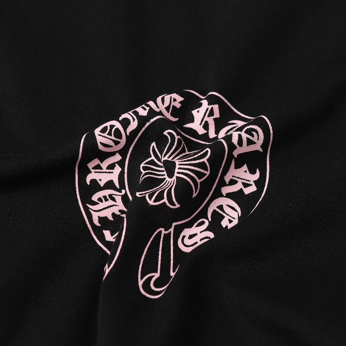 🅿️170 CHROME HEARTS/Chrome Heart CH Sanskrit printed short-sleeved T-shirt The fabric is made of 280g heavy combed cotton, customized with 32 count 1*1 threads, and washed twice for ready-to-wear. The fabric is comfortable and skin-friendly without any strange feeling. Custom-dyed fabric, with high textile density, good drape, and not easy to deform. The thick texture and tight spinning process will not affect the breathability of the fabric. The color saturation is very high. Imported digital direct-injection printing technology. A versatile and good-looking short-sleeve. The loose version covers the flesh and makes you look slimmer. It is the same style for men and women. It has three complete standards. Color: Black-White Size: XS-L